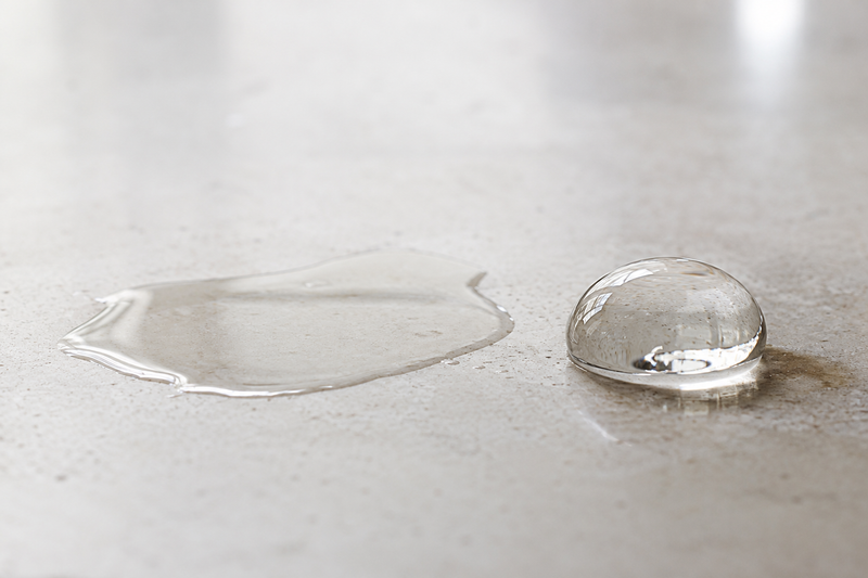 A spreading gel beside a beaded droplet on a neutral surface